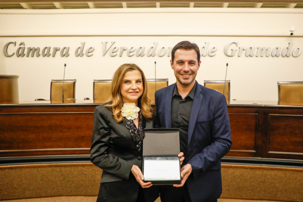 Marta Rossi e Eduardo Zorzanello do Festuris Na véspera do seu início, Festuris é homenageado pela Câmara de Vereadores de Gramado