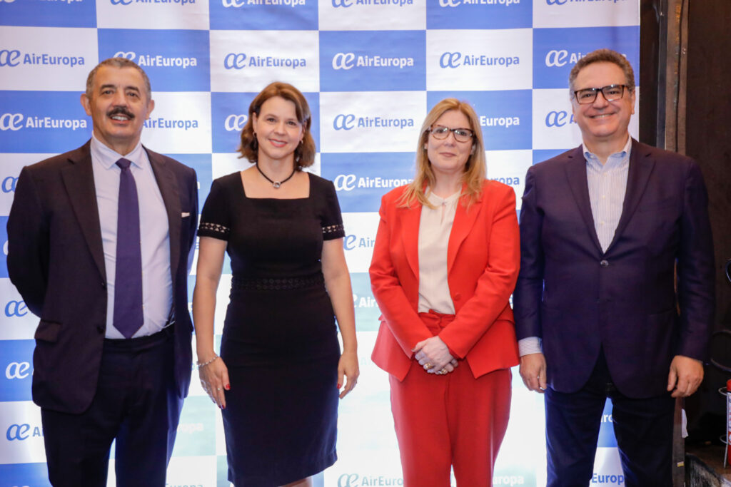 Miguel Sandoval, e Viviane Simão da Turispanha, com Mileni Mamzato e Marcos Aurélio, da Scand Miguel Sandoval, e Viviane Simão da Turispanha, com Mileni Mamzato e Marcos Aurélio, da Scand