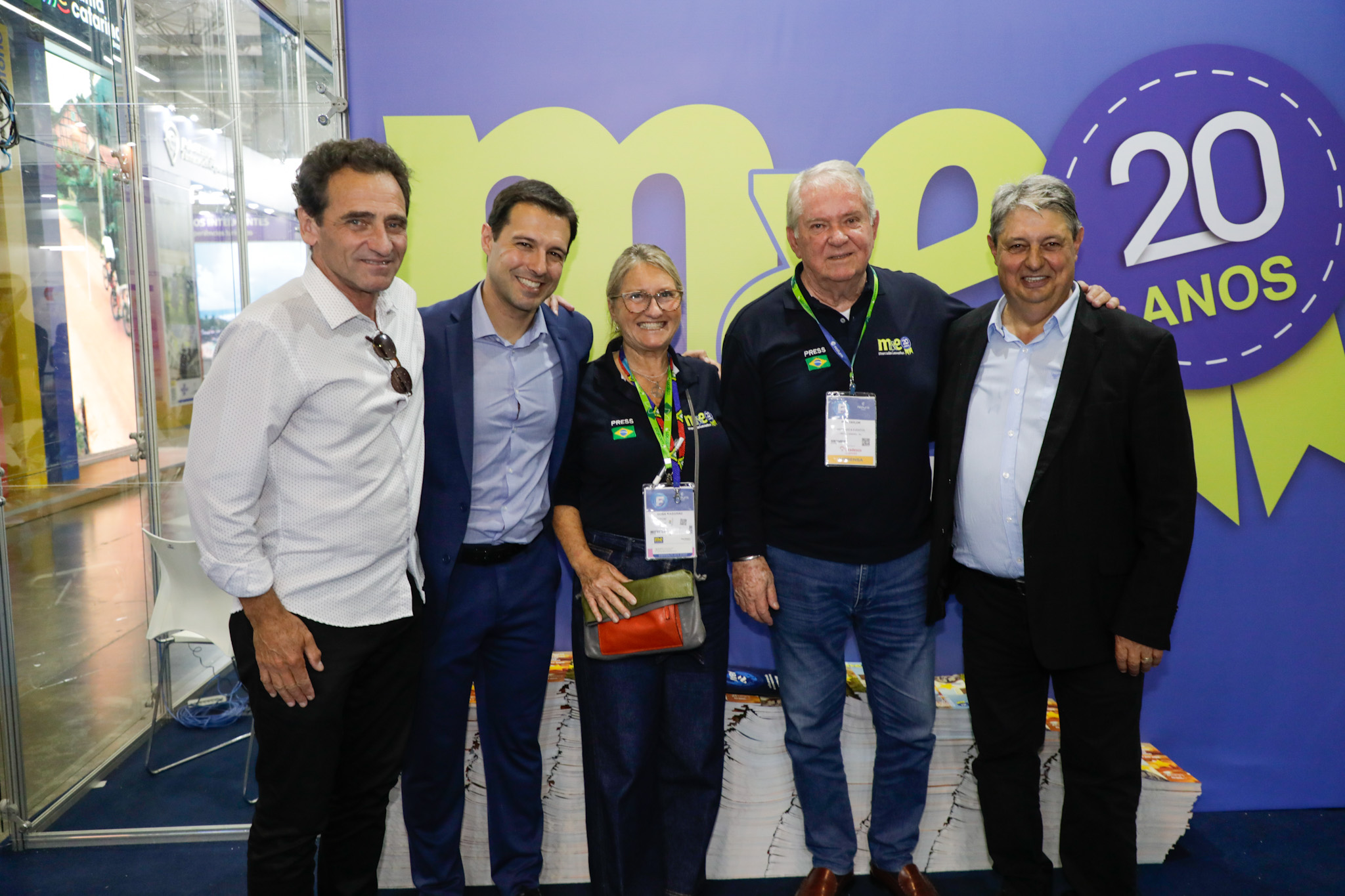 Milton Zuanazzi, do MTur, Eduardo Zorzanello, do Festuris, Rosa Masgrau e Roy Taylor, do M&E, e Nestor Tissot, prefeito de Gramado