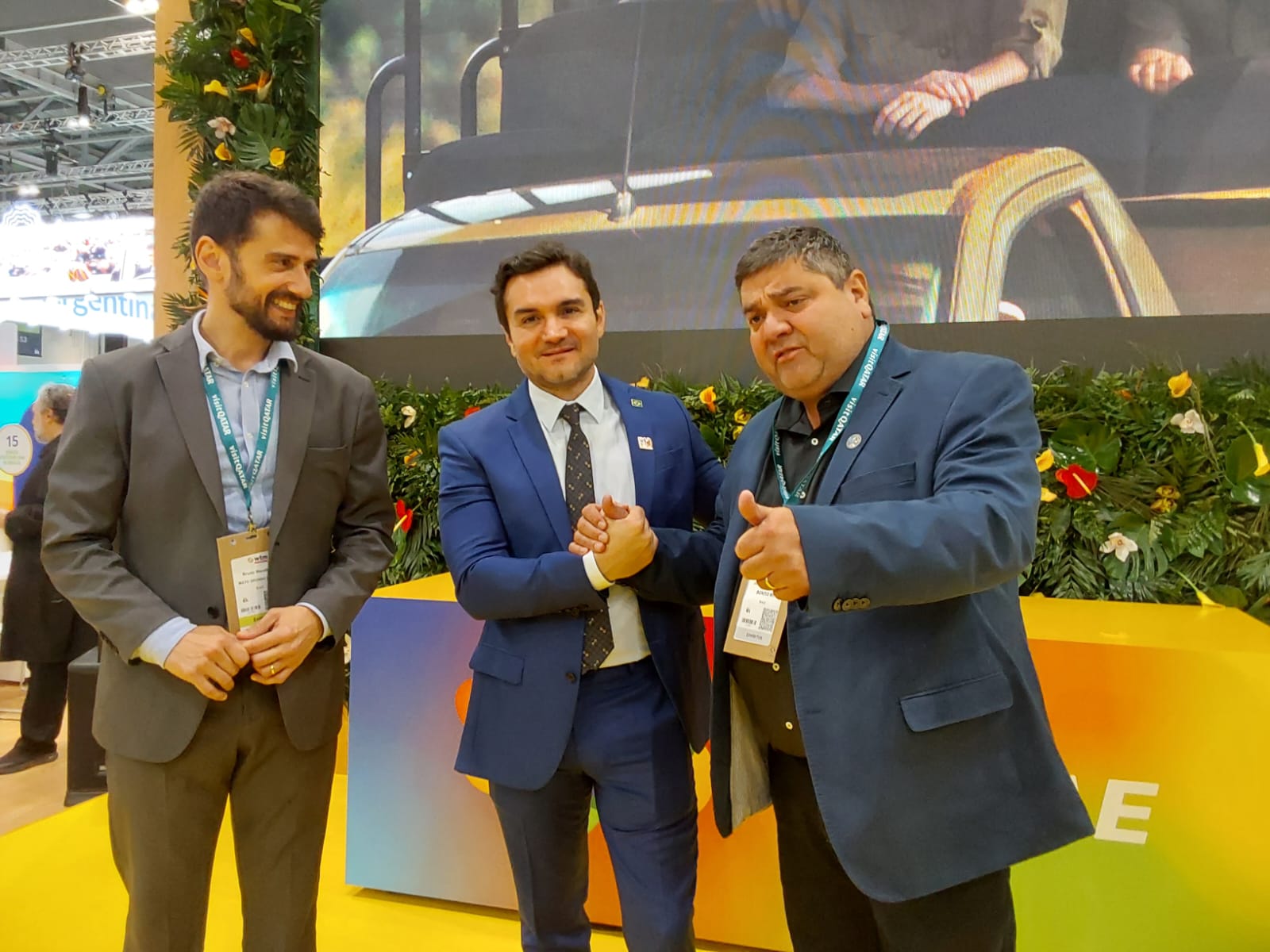 Ministro Celso Sabino entre Bruno Wendling, da Fundtur-MS, e Josmail Rodrigues, prefeito de Bonito Ministro Celso Sabino entre Bruno Wendling, da Fundtur-MS, e Josmail Rodrigues, prefeito de Bonito
