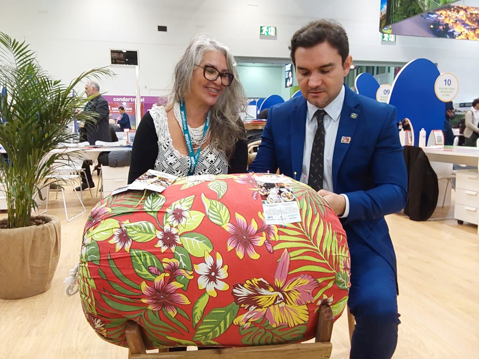 Ministro do Turismo, Celso Sabino aprendendo a arte de fazer renda