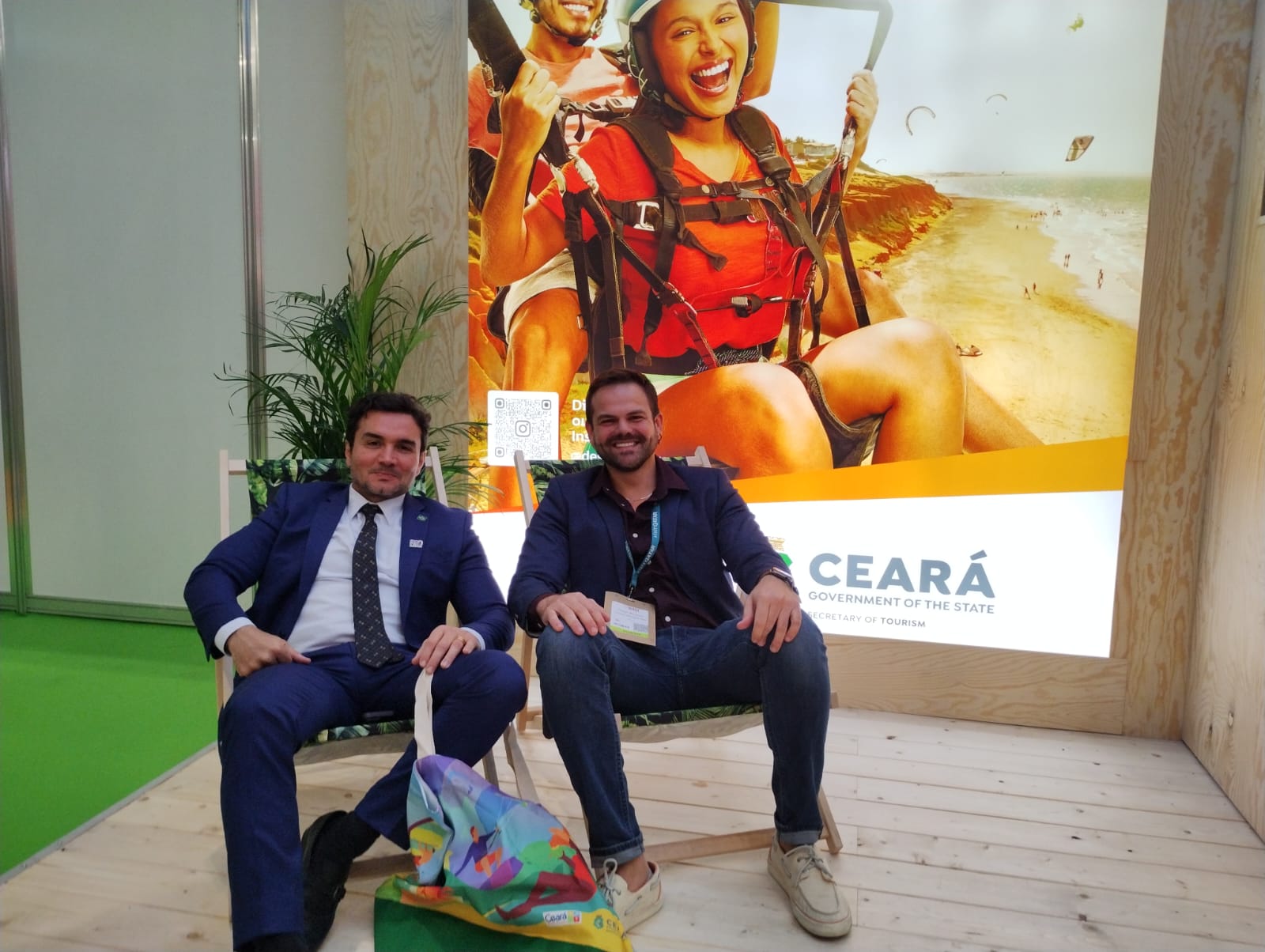 Ministro do Turismo, Celso Sabino, no estande do Ceará com Thiago Marques, do Ceará Destination