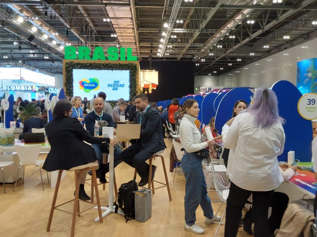 Movimento no estande da Embratur no primeiro dia da WTM London 2023