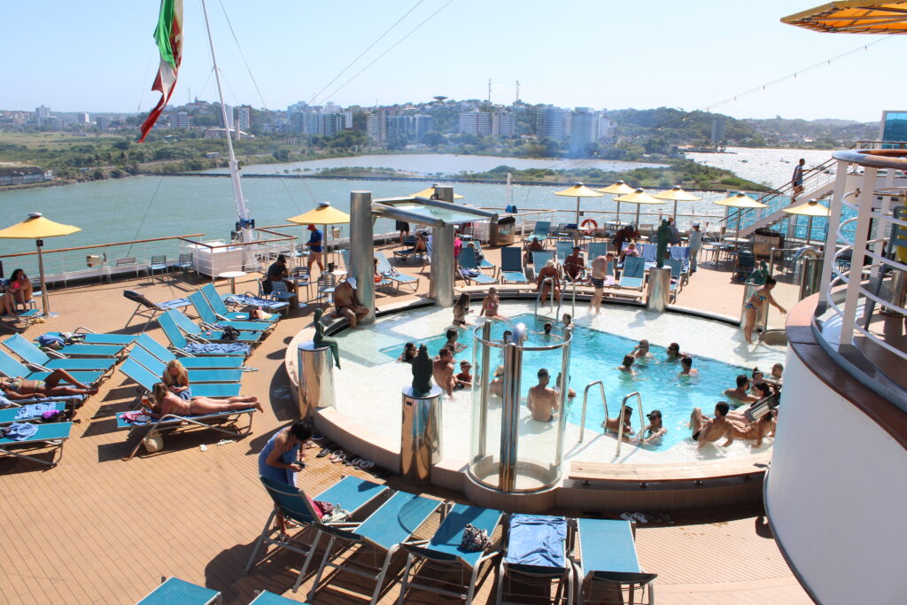 Piscina da popa do navio sempre movimentada