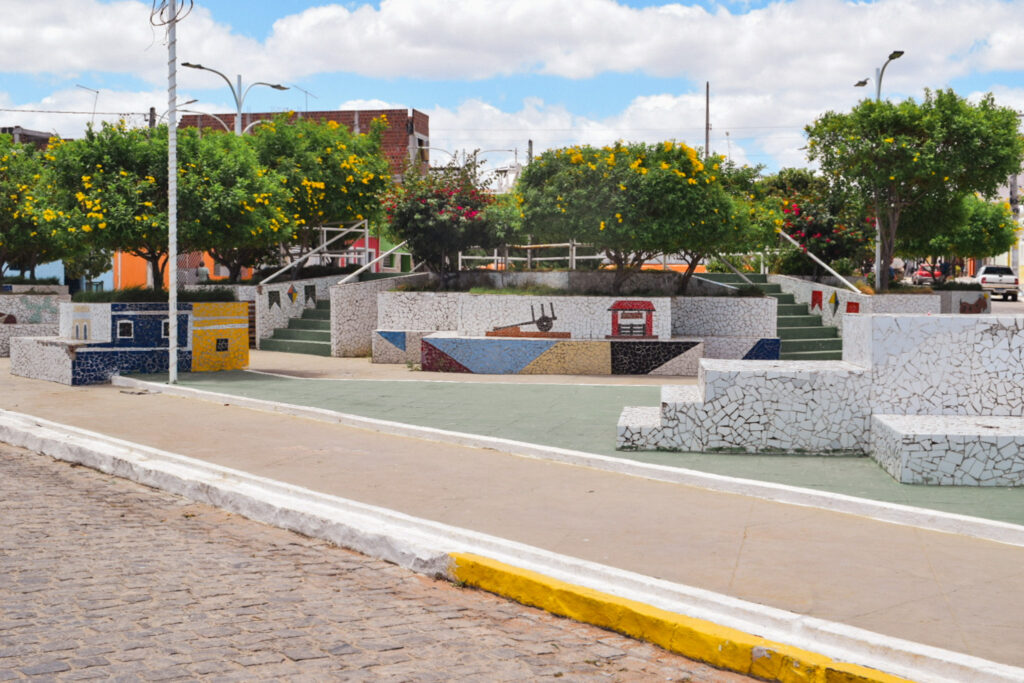 Praça de Cabaceiras ladrilhada com imagens que remetem à arquitetura local