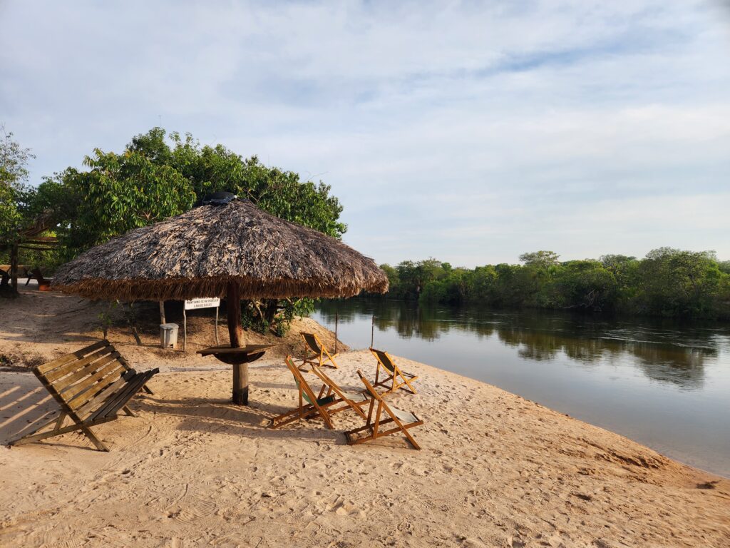 Praia exclusiva Korubo Safari Camp