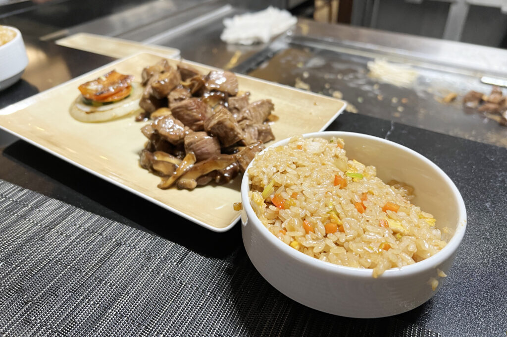 Prato pedido no Teppanyaki foi carne com o famoso arroz frito