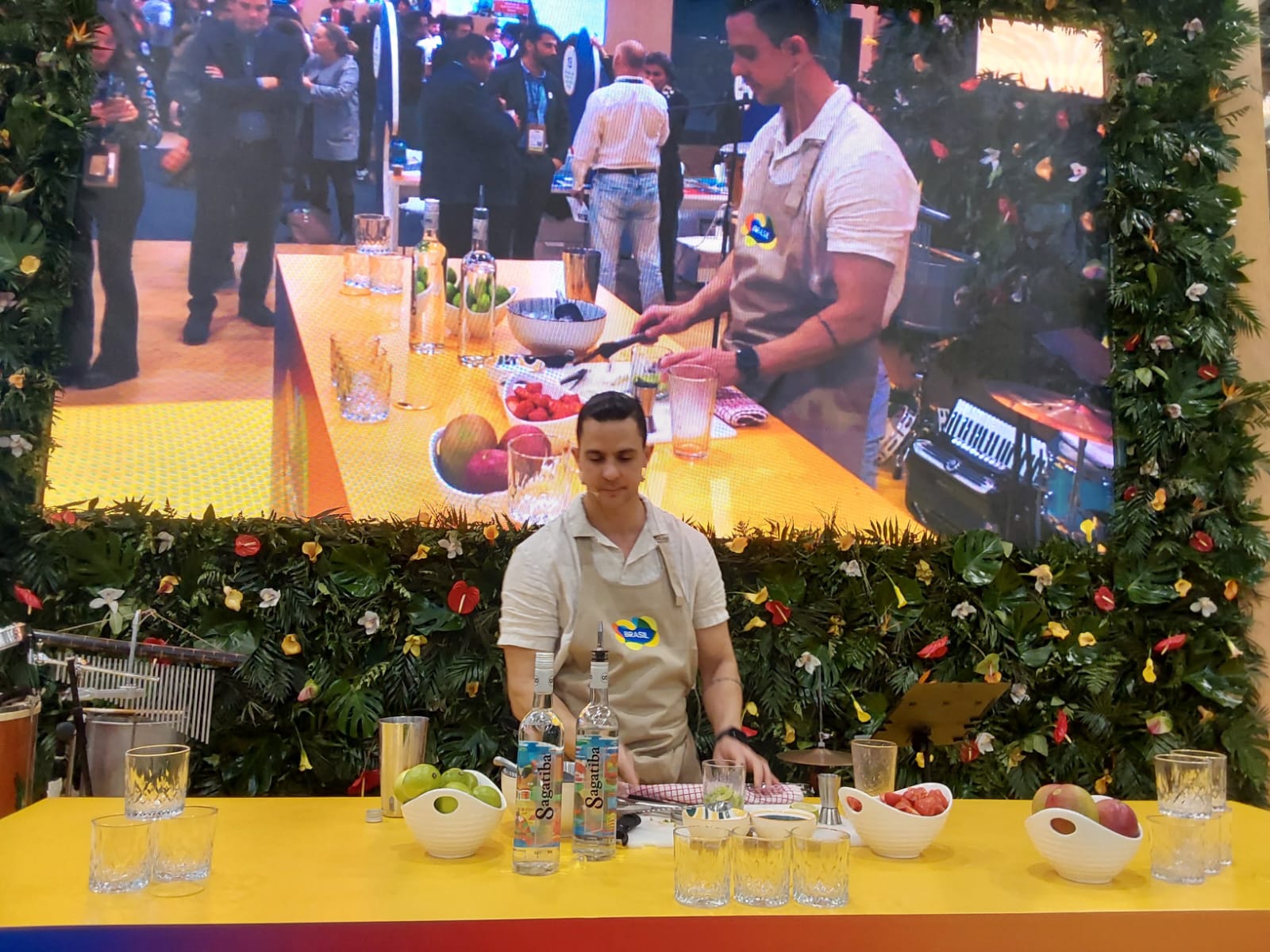 Preparo da tradicional caipirinha foi demonstrado no estande da Embratur