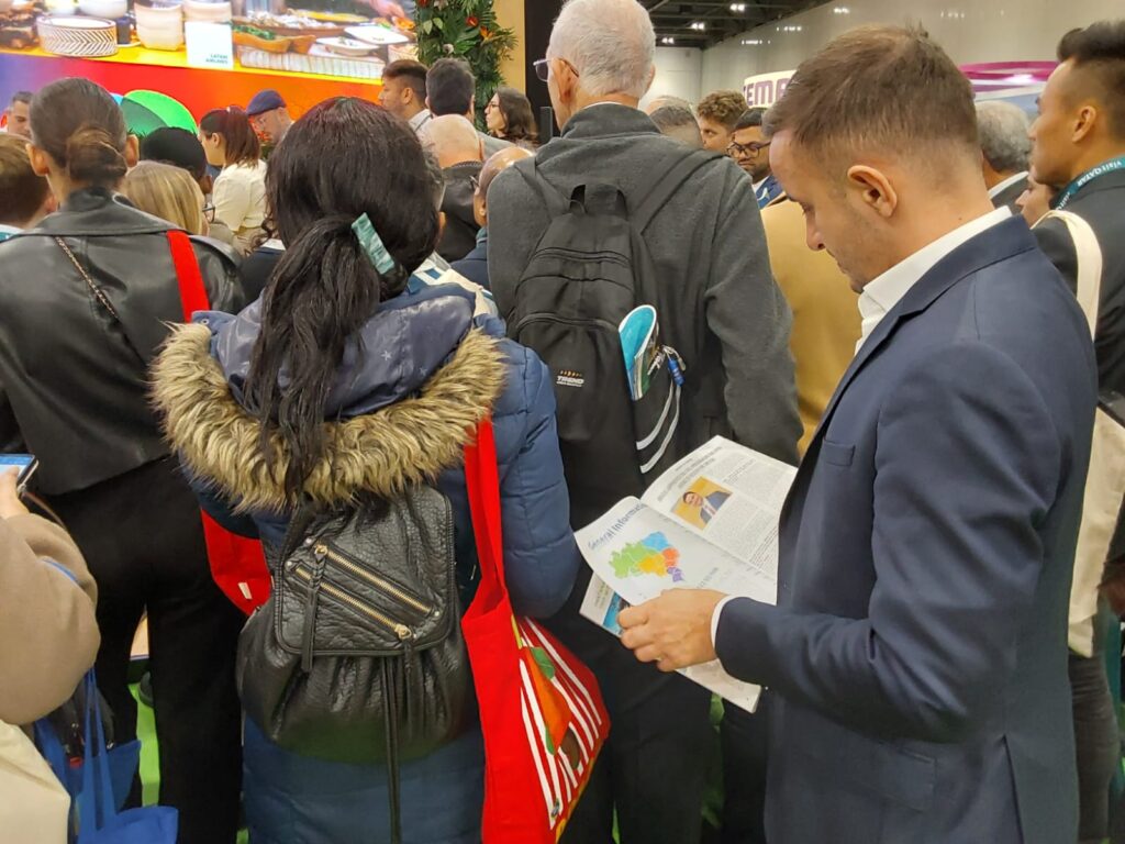 Público da WTM London 2023 lendo as revistas