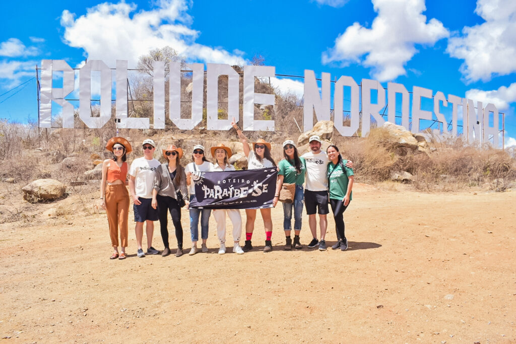 Representantes do Turismo estadual da Paraíba, Azul Viagens e Luck receptivo em frente ao letreiro mais famoso de Cabaceiras