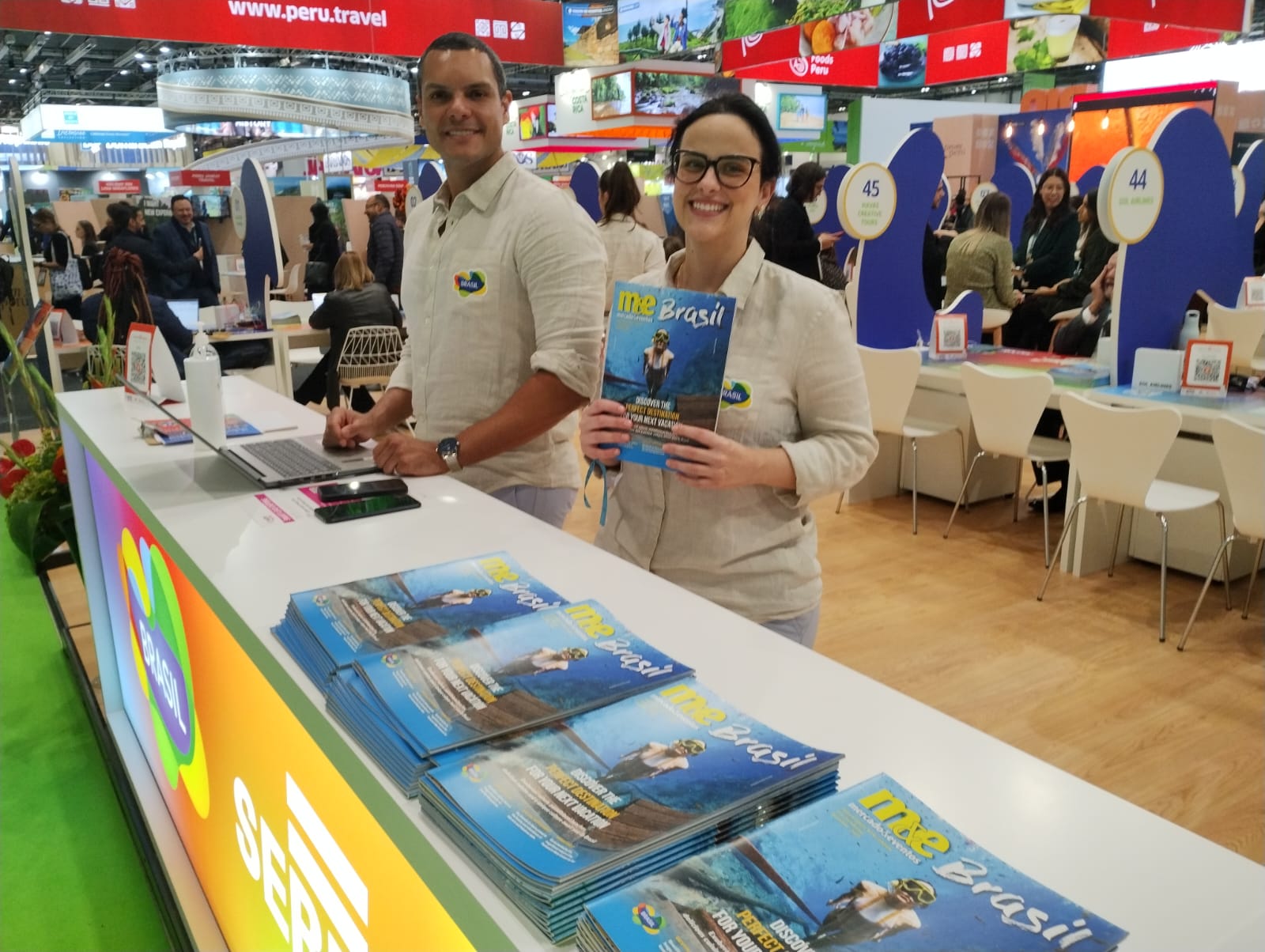 Revistas do M&E no estande da Embratur