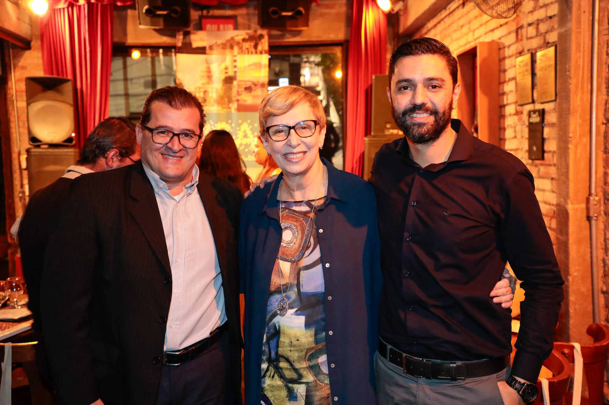 Roberto Araújo e Gustavo Nappo, da EHTL, com Bárbara Pícolo, da ETS Roberto Araújo e Gustavo Nappo, da EHTL, com Bárbara Pícolo, da ETS