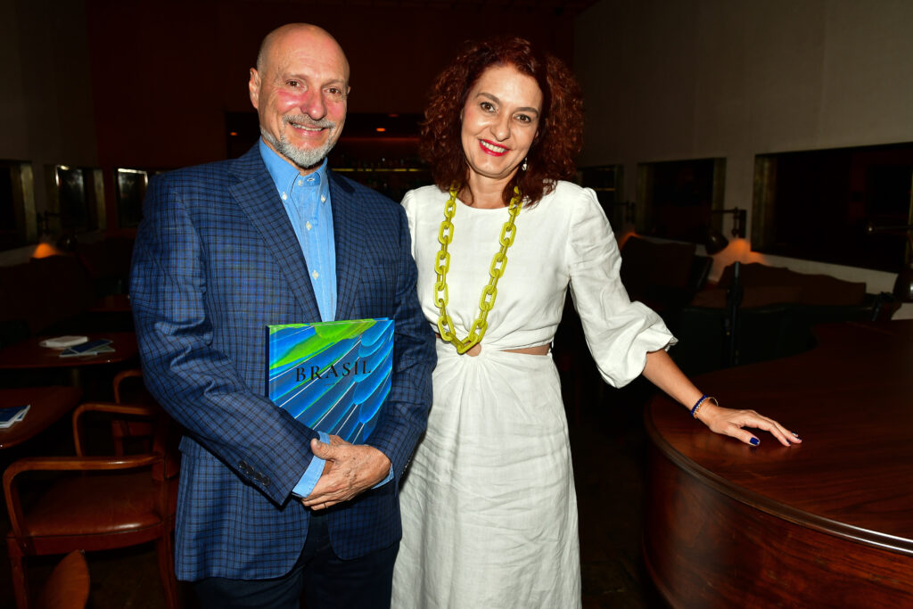 Roberto Klabin e Simone Scorsato BLTA celebra 15 anos de atuação com livro "Tons do Brasil" em evento em São Paulo
