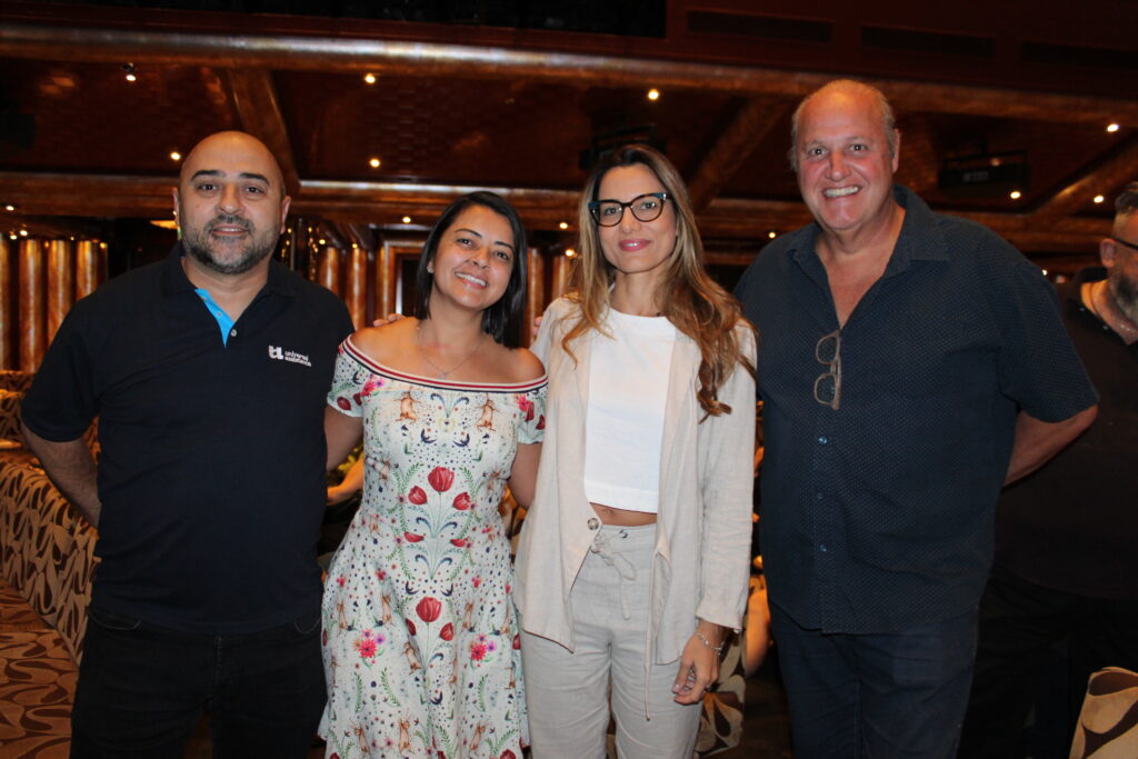 Roberto Oliveira, Camila Santos e Mauricio Amaral, da Universal Assistance, com Caroline Passos, da Costa