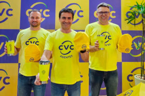 Rogério Mendes, diretor do Canal Agências da CVC, entre os gerentes Mateus Henrique e Douglas Silva
