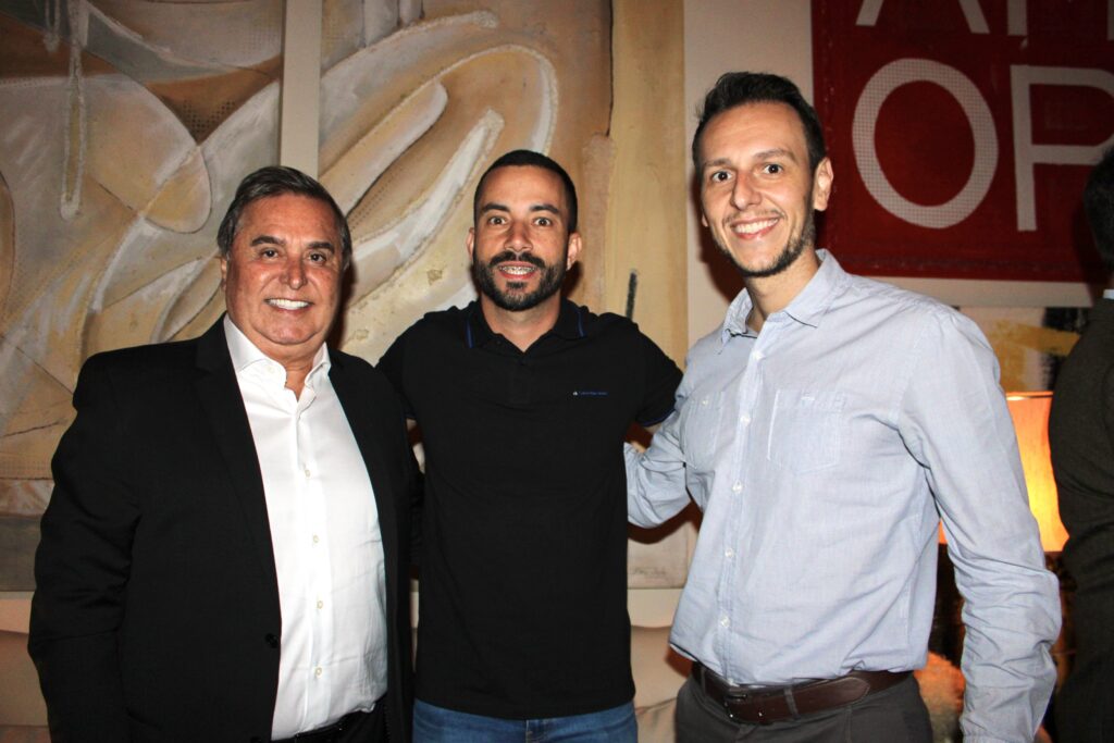 Ronaldo Waltrick, da Maiorca Turismo, Rafael Diogo, da Latam, e Bruno Waltrick, da Abav-SP | Aviesp
