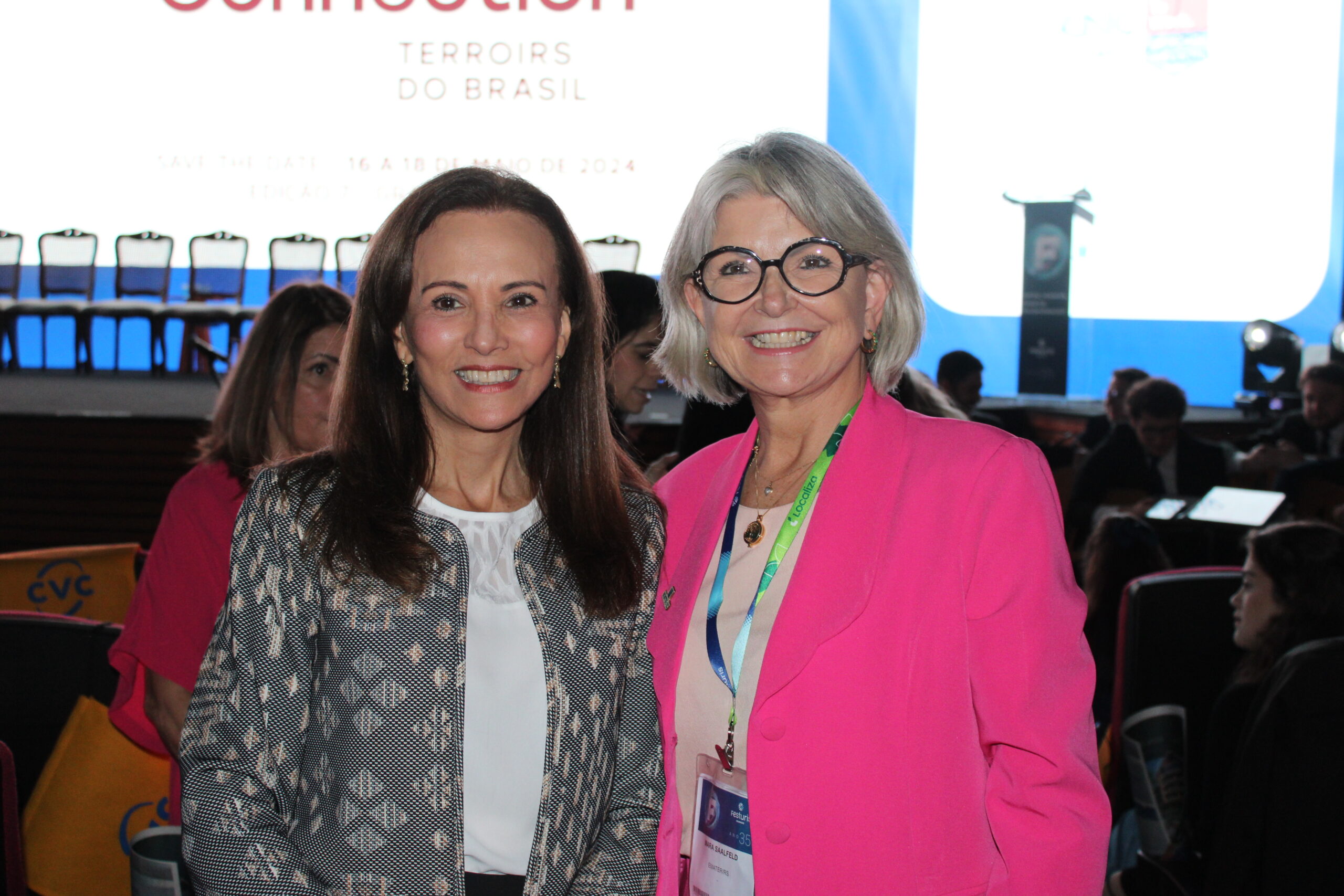 Rosa Helena Volk, presidente da Gramadotur, e Mara Helena Saalfeld, presidente da EMATER RS Rosa Helena Volk, presidente da Gramadotur, e Mara Helena Saalfeld, presidente da EMATER RS