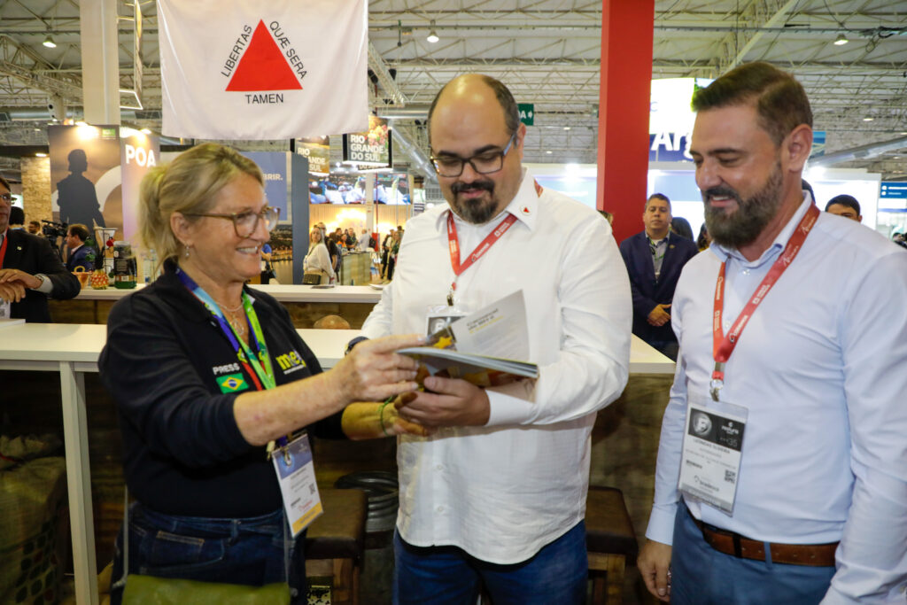 Rosa Masgrau, do M&E, apresentou a edição especial para Mateus Simões, vice governador de Minas Gerais, e Leônidas de Oliveira, secretário de Turismo de MG Rosa Masgrau, do M&E, apresentou a edição especial para Mateus Simões, vice governador de Minas Gerais, e Leônidas de Oliveira, secretário de Turismo de MG