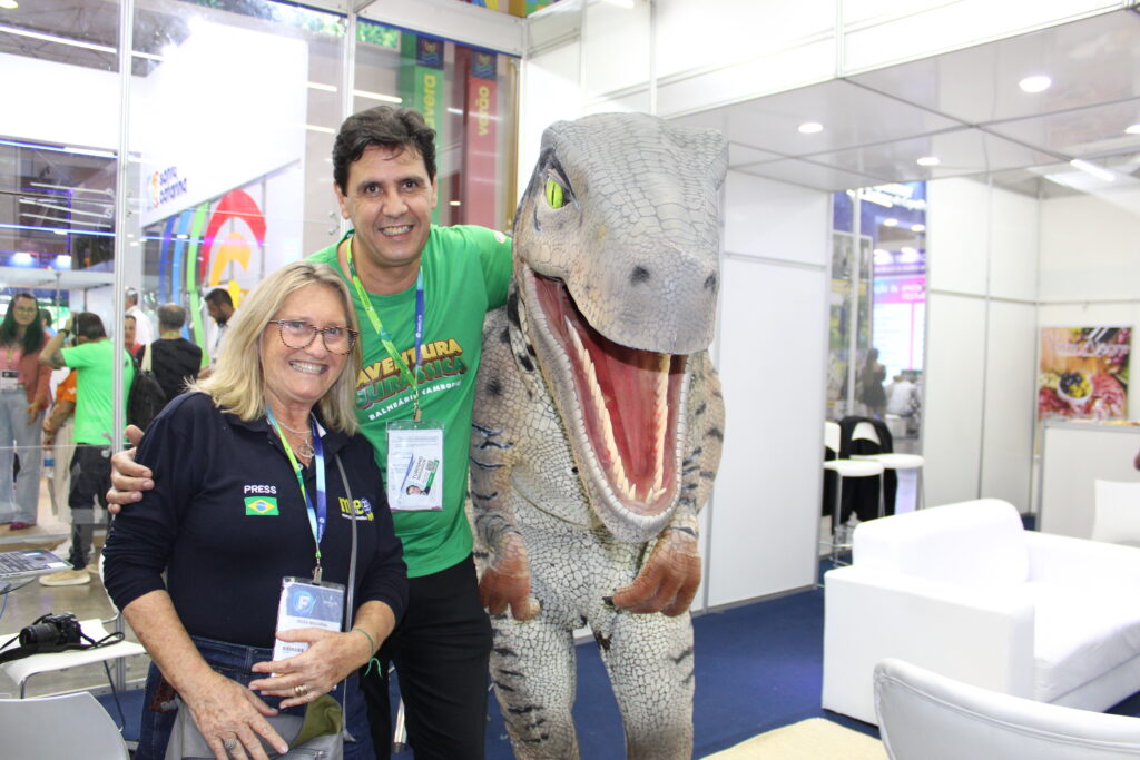 Rosa Masgrau, do M&E, recebeu Mano Neves, do Oceanic Aquarium, e um dos dinossauros da Aventura Jurássica de Balneário Camboriú
