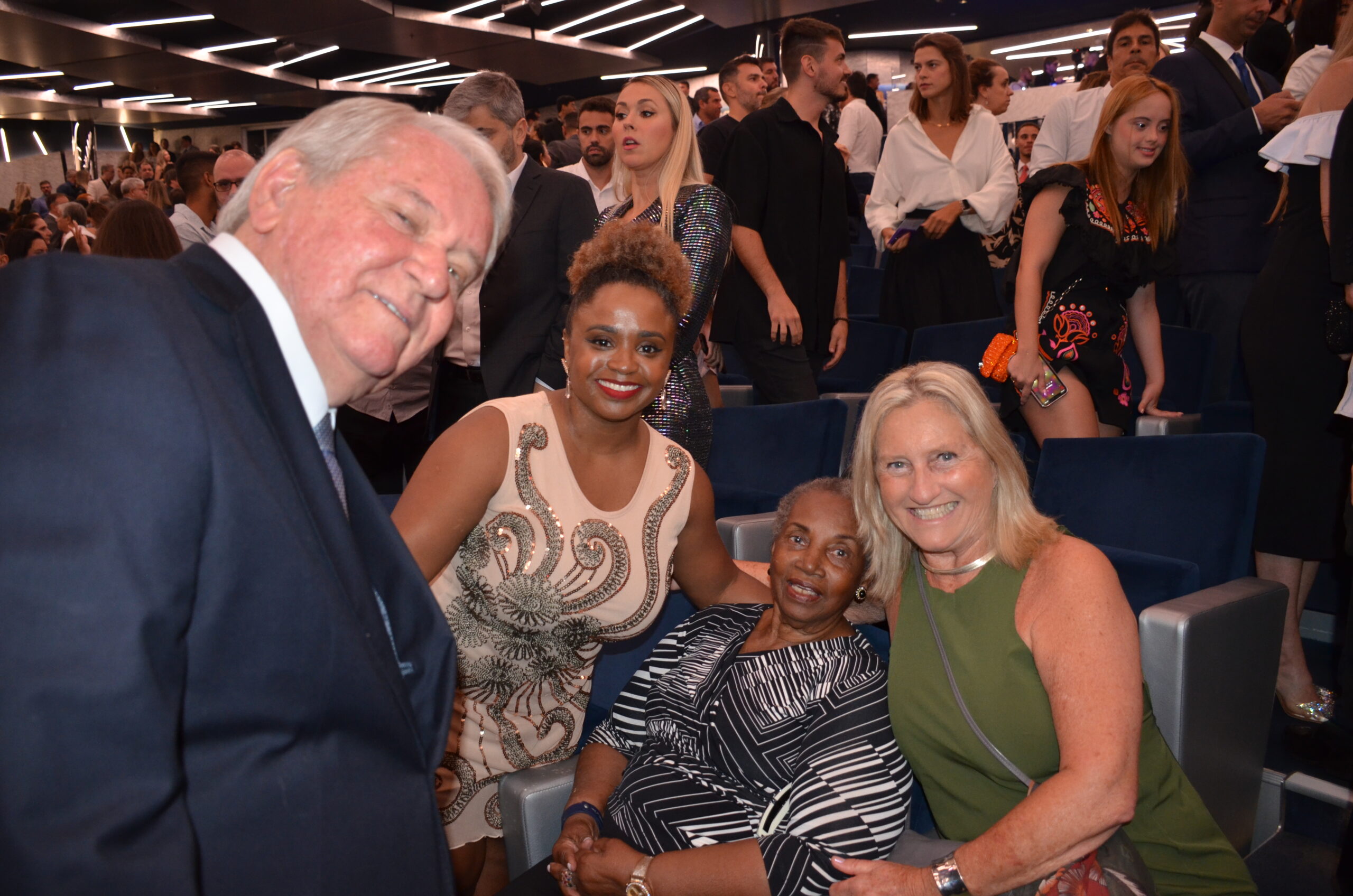 Roy Taylor e Rosa Masgrau, do M&E, junto com Daiane dos Santos e sua avó Siria