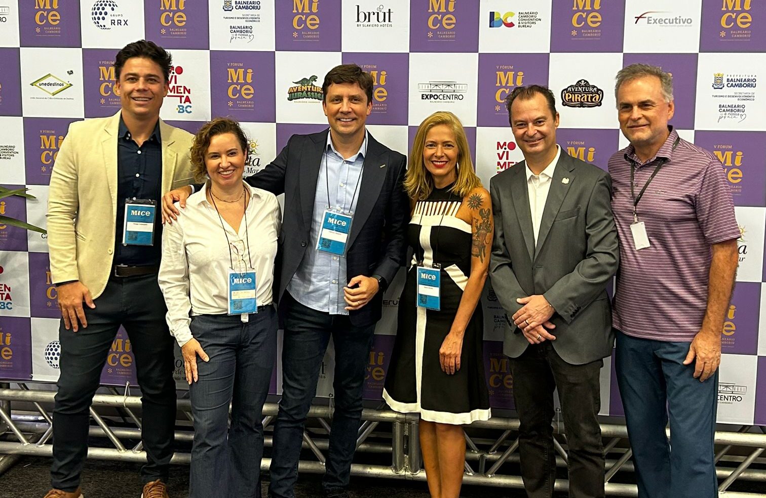 V Fórum MICE reúne autoridades e mais de 100 pessoas em Balneário Camboriú (SC) 1 Secretario Thiago Velasques Andrezza Negrini prefeito Fabricio Vaniza da Embratur secretario de Turismo de SC Evandro Neiva e Djalma Berger do Expocentro e1700142569446 V Fórum MICE reúne autoridades e mais de 100 pessoas em Balneário Camboriú (SC)