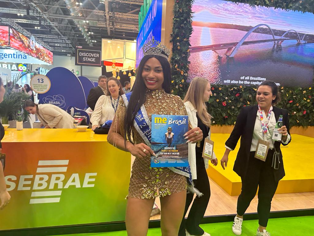 Segunda Princesa do Carnaval 2024 com a revista do M&E para a WTM London