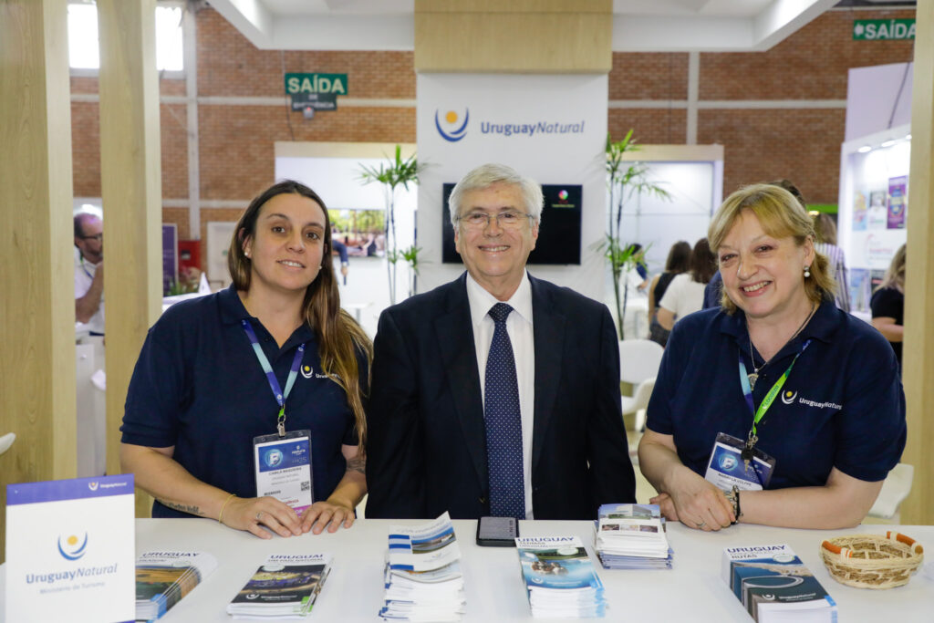 Tabare Vieira, ministro do Turismo do Uruguai, entre Camila Maqueira e Mariella Volpi, do Turismo do Uruguai