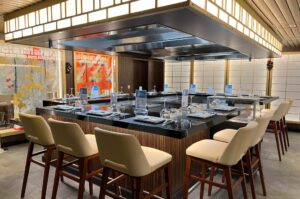 Teppanyaki-é-o-restaurante-onde-os-chefs-fazem-um-show-ao-preparar-a-comida