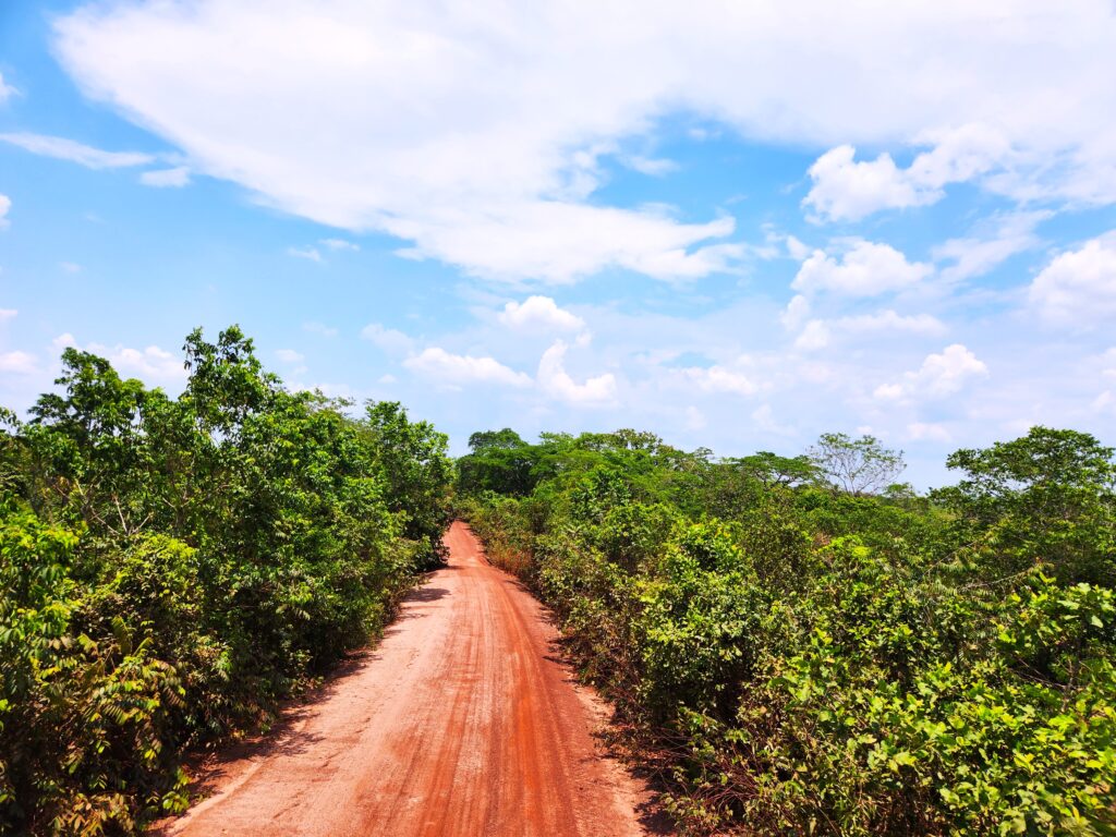 Terra avermelhada nas estradas do Jalapão