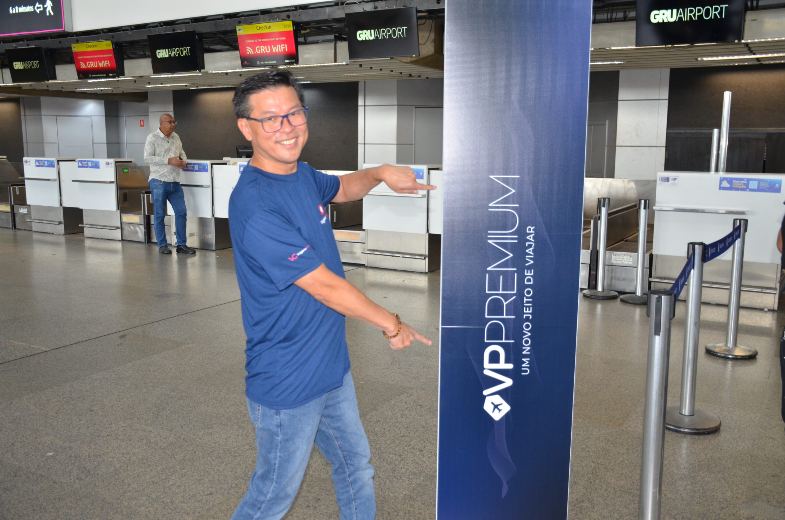Valter Onishi, diretor comercial, no Check In do VP Premium em GRU Valter Onishi, diretor comercial, no Check In do VP Premium em GRU