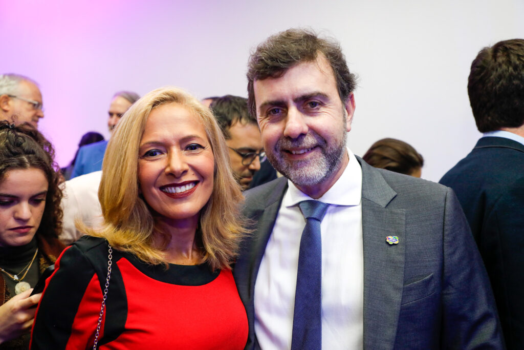 Vaniza Schuler, da Embratur, e Marcelo Freixo, presidente da Embratur