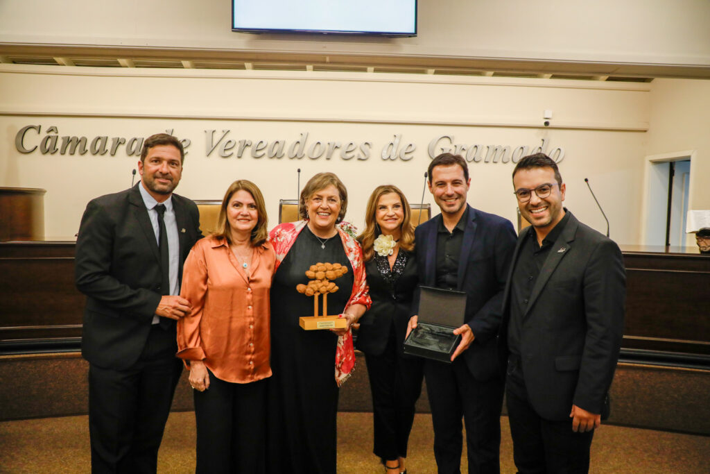 Victor Hugo Almeida, vice presidente da Abav-RS, João Machado, presidente da Abav, e Rita Vasconcelos, vice presidente da Abav-RS, com Marta Rossi, Eduardo Zorzanello, e Jussara Yanez