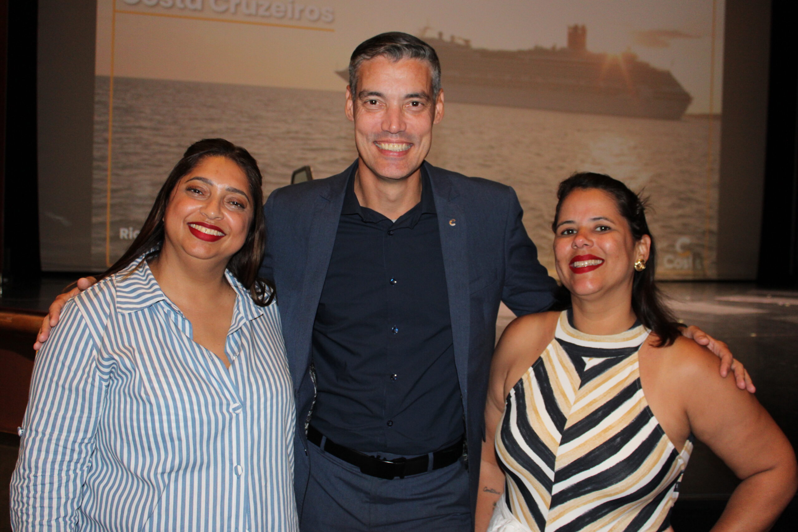 Vinicius Freitas, da Costa, com Acádia Cardoso e Tatiani Candotti, da L7 Viagens