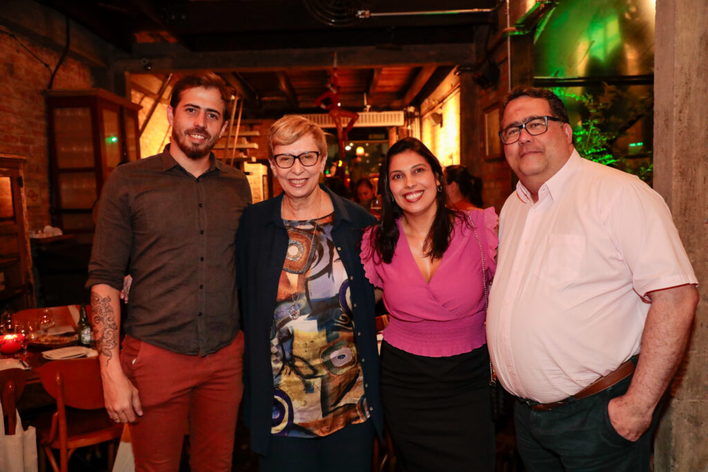 Yago Masid, da Azul Viagens, Bárbara Pícolo, da ETS, e Maria Santos e Guilherme Campos, da Flot Yago Masid, da Azul Viagens, Bárbara Pícolo, da ETS, e Maria Santos e Guilherme Campos, da Flot