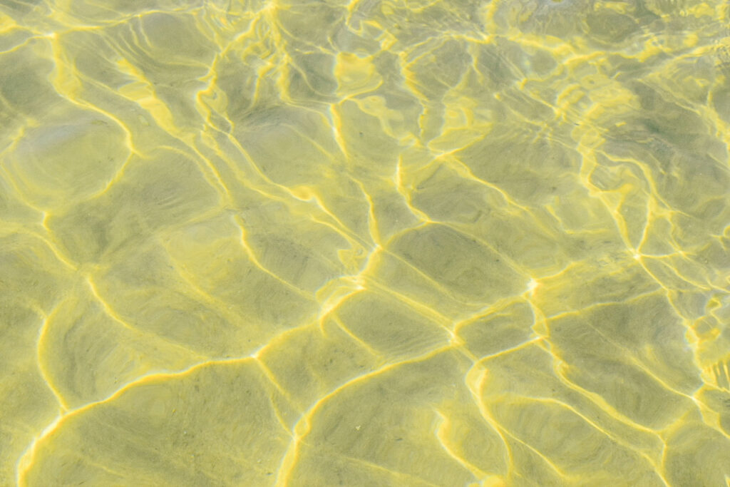 A água é extremamente cristalina e sua cor varia de acordo com o horário da luz solar