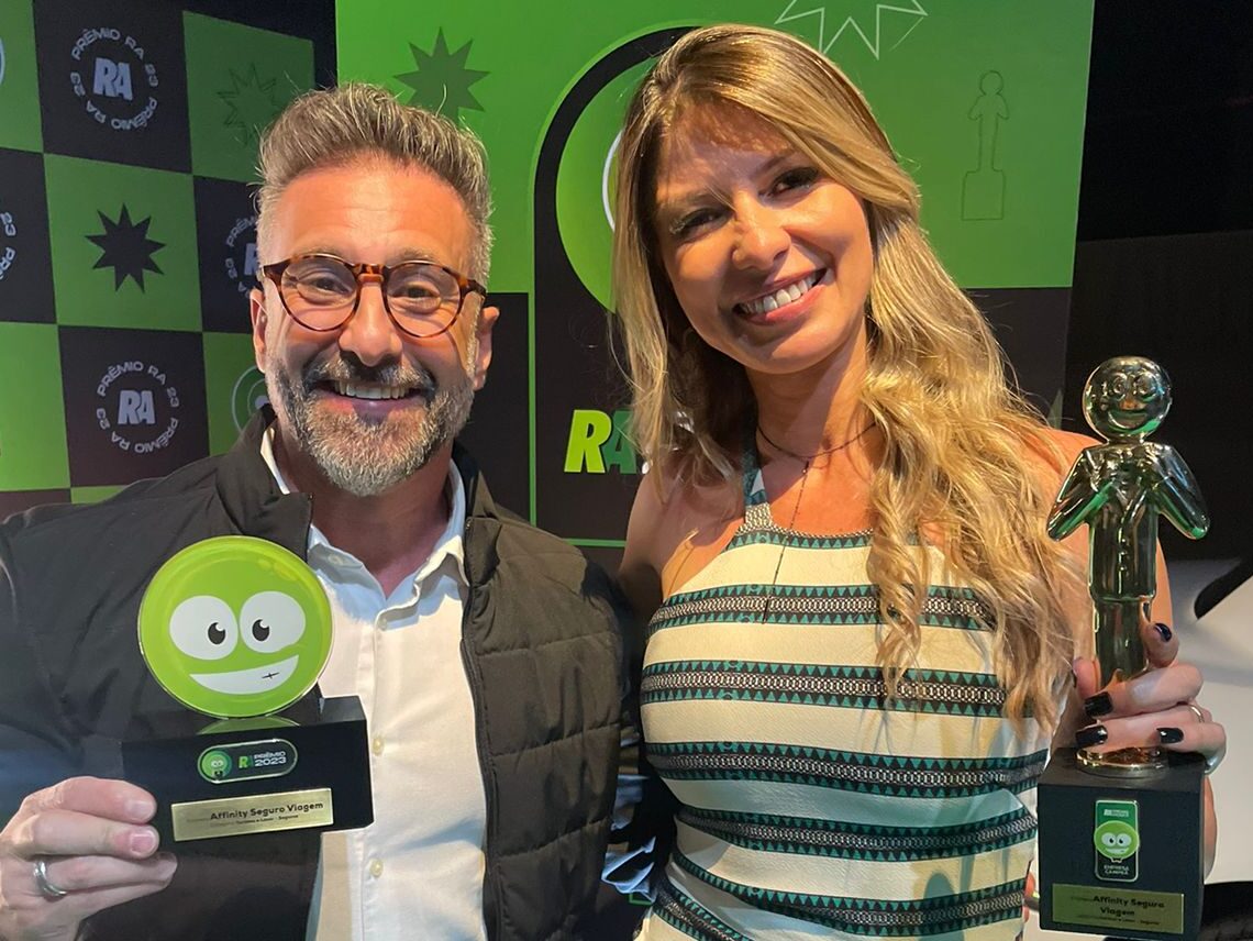 Alexandre Lanca diretor de Marketing e Eventos e Valeria Pereira diretora de Produtos do Affinity e1702501563441 Affinity vence prêmio Reclame Aqui 2023 na categoria Turismo e Lazer - Seguros