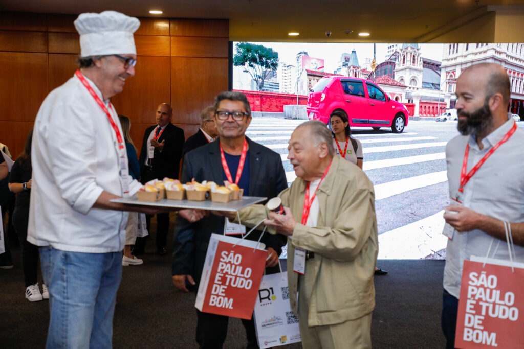 Alexandre Tuma Ness com a tradicional mortadela do Michelão