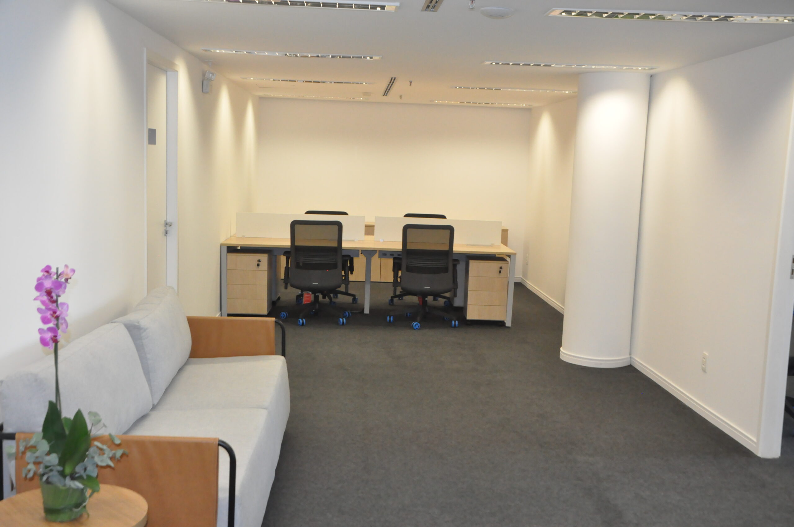 Amplas salas de trabalho Amplas salas de trabalho