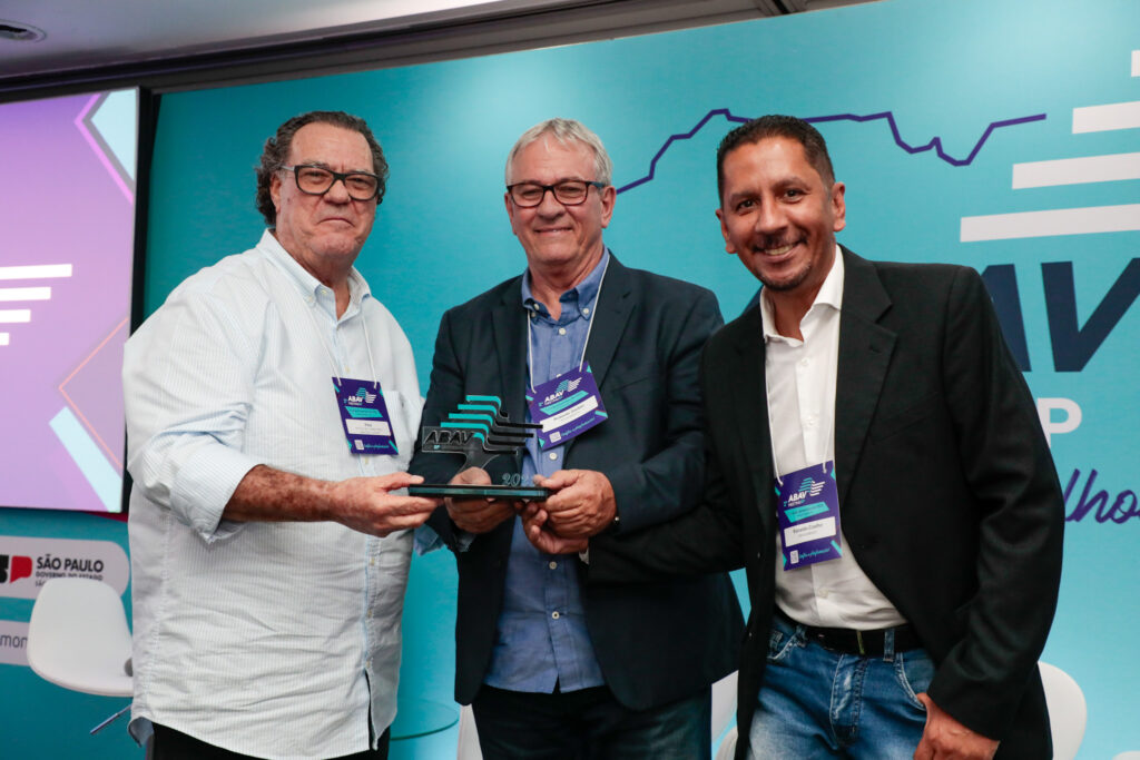Representantes do Turismo da Ancoradouro recebendo o prêmio de  "Consolidador aéreo"