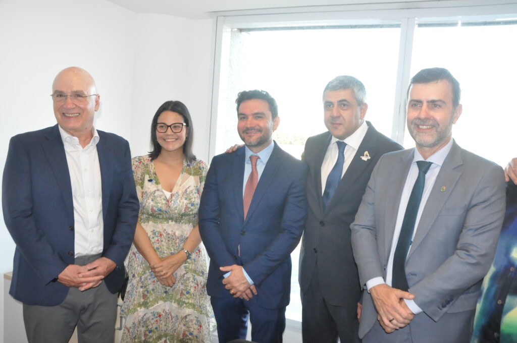 Escritório da OMT para as Américas e Caribe é inaugurado no Rio de Janeiro; veja fotos 3 Antonio Florencio de Queiroz presidente da FecomercioRJ Celso Sabino ministro de Turismo e Zurab Pololikashvili secretario geral da ONU para o Turismo Escritório da OMT para as Américas e Caribe é inaugurado no Rio de Janeiro; veja fotos