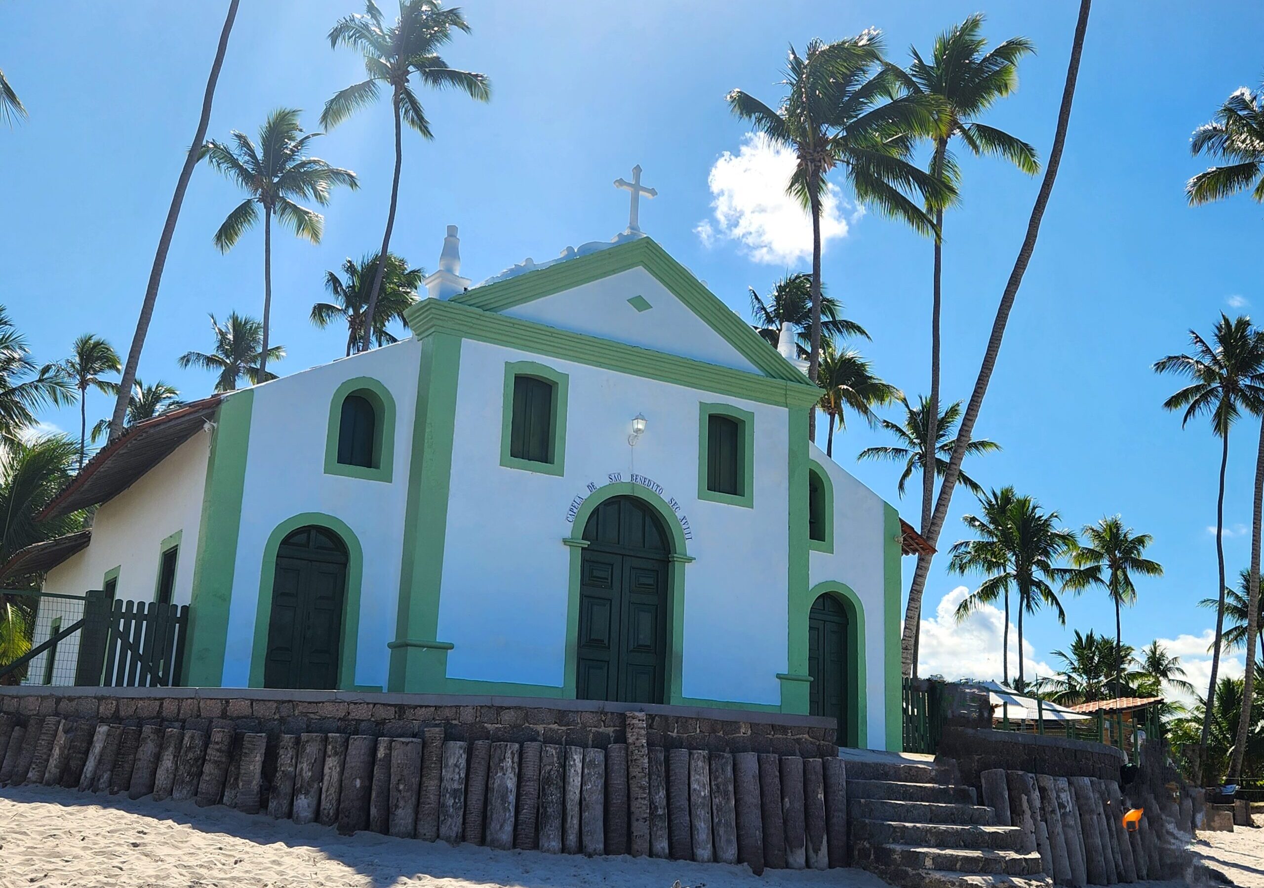 Azul do ceu e coqueirais destacam ainda mais a linda capela a beira mar 1 scaled e1702069634190 Carneiros, um paraíso a 50km de Porto de Galinhas (PE); veja fotos