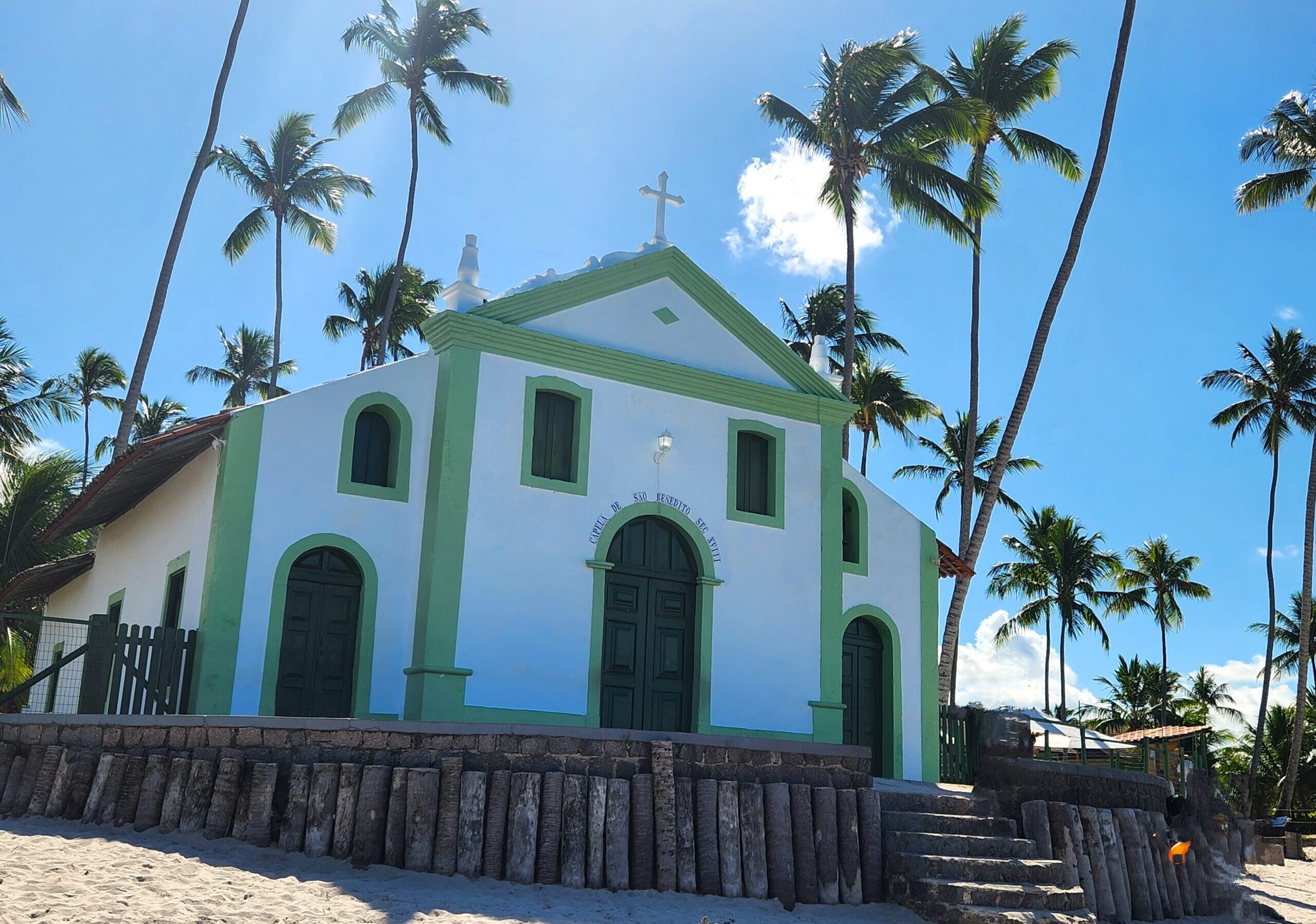 Carneiros, um paraíso a 50km de Porto de Galinhas (PE); veja fotos 1 Azul do ceu e coqueirais destacam ainda mais a linda capela a beira mar 1 scaled e1702069634190 Carneiros, um paraíso a 50km de Porto de Galinhas (PE); veja fotos