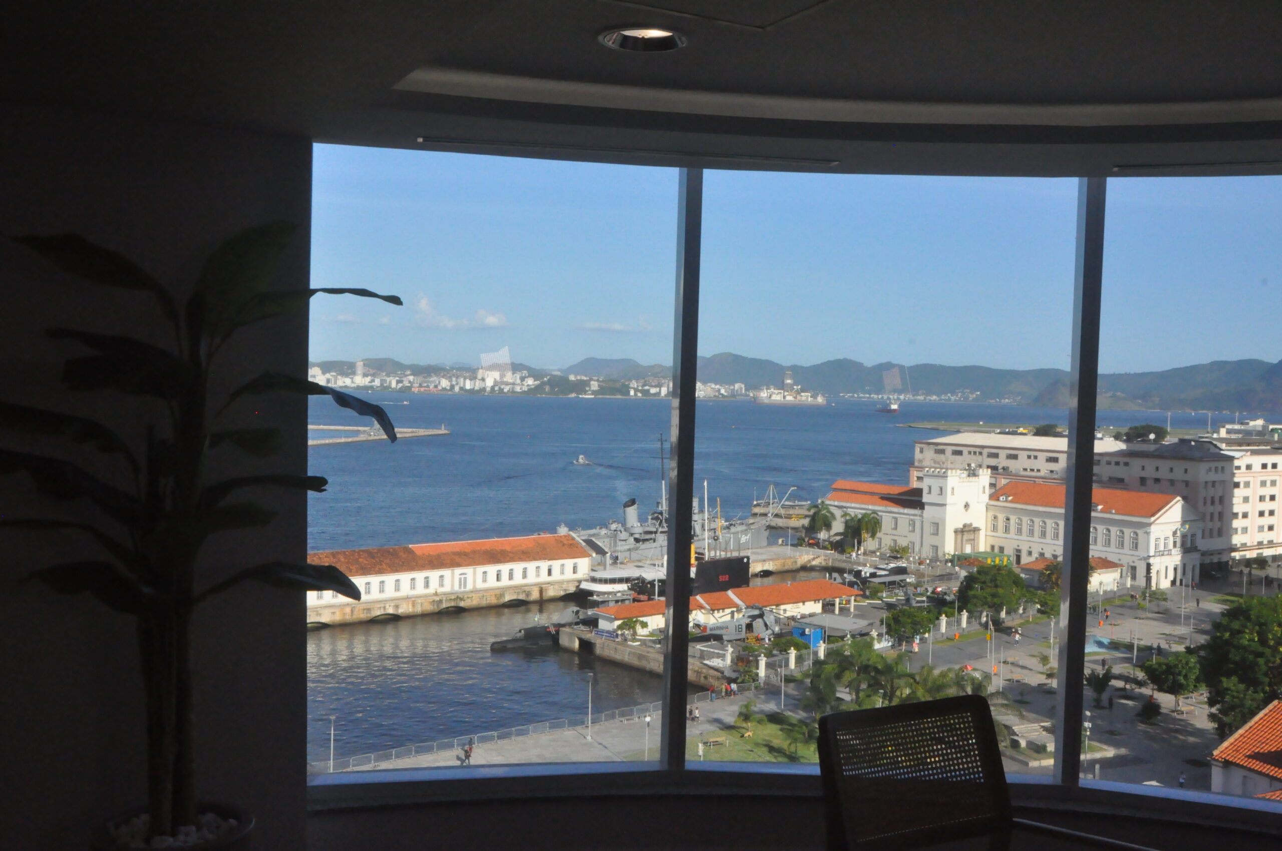 Bela vista da Baia de Guanabara do alto do 10° andar do esxcritório da OMT Bela vista da Baia de Guanabara do alto do 10° andar do esxcritório da OMT