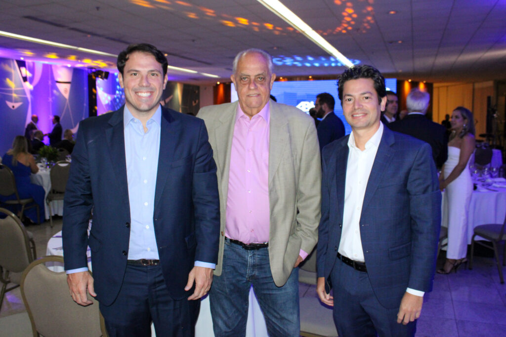 Beto Pinheiro, presidente da Abrasel, Jael Sulva, presidente do SIDHO Bar, e Igor Soares, Soares Advocacia