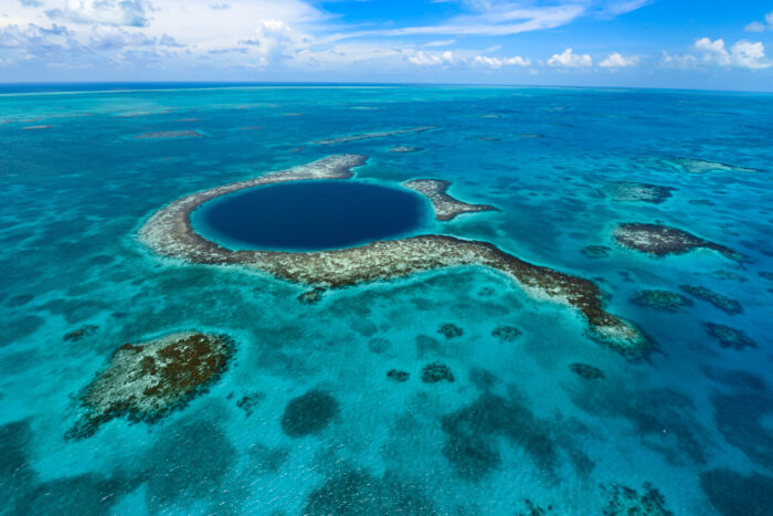 Belize se destaca como destino sustentável no World Sustainable Travel and Hospitality Awards 1 BlueHole Aerial 5 scaled e1702423343103 Belize se destaca como destino sustentável no World Sustainable Travel and Hospitality Awards