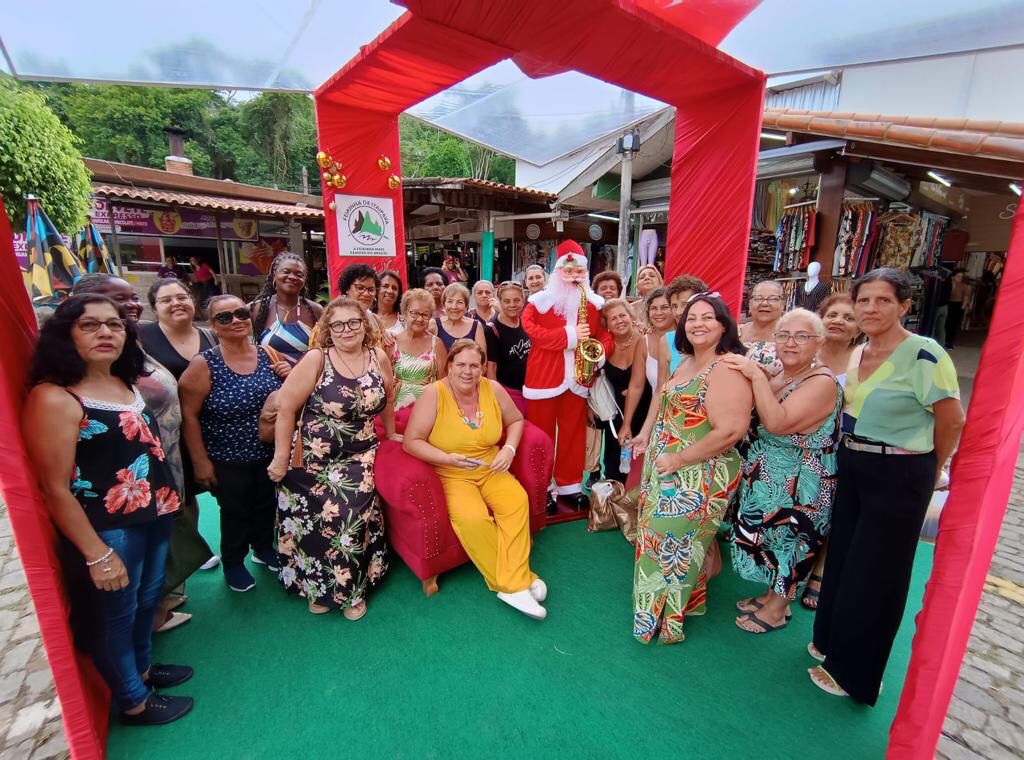 Feirinha de Itaipava, em Petrópolis (RJ), inaugura decoração especial de Natal 1 Caixa instragramavel com Papai Noel e um dos destaques Credito Bruno Wanderley Feirinha de Itaipava, em Petrópolis (RJ), inaugura decoração especial de Natal
