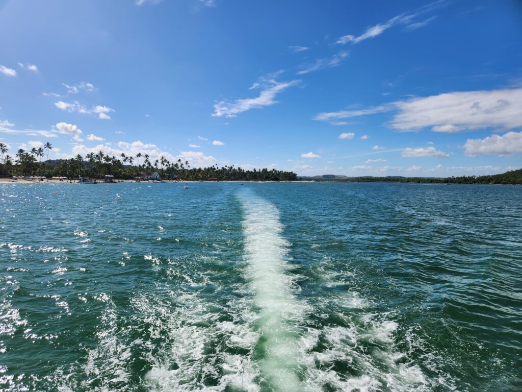 Catamarã corta as águas tranquilas de Carneiros