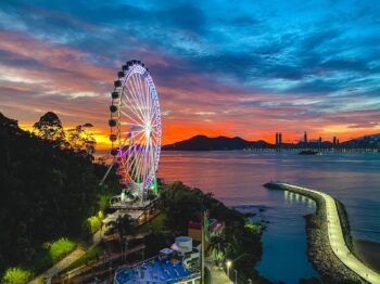 Roda Gigante de Balneário Camboriú recebe pessoas com deficiência e comemora aniversário