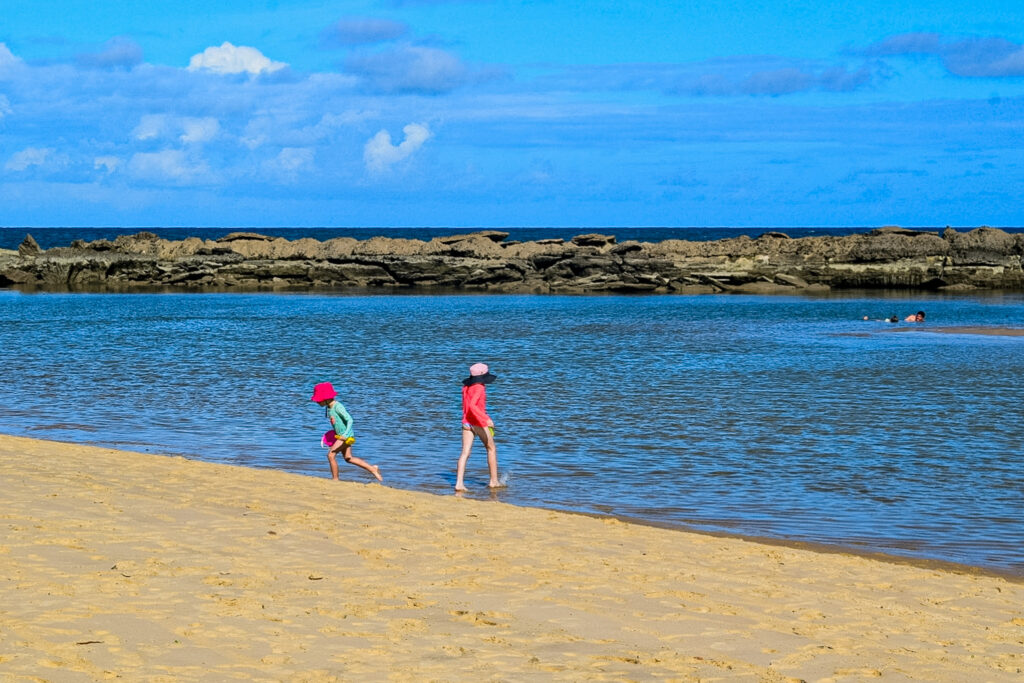Crianças brincando na Praia de Camuripim