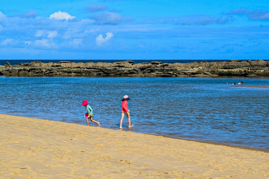 Crianças brincando na Praia de Camuripim Crianças brincando na Praia de Camuripim